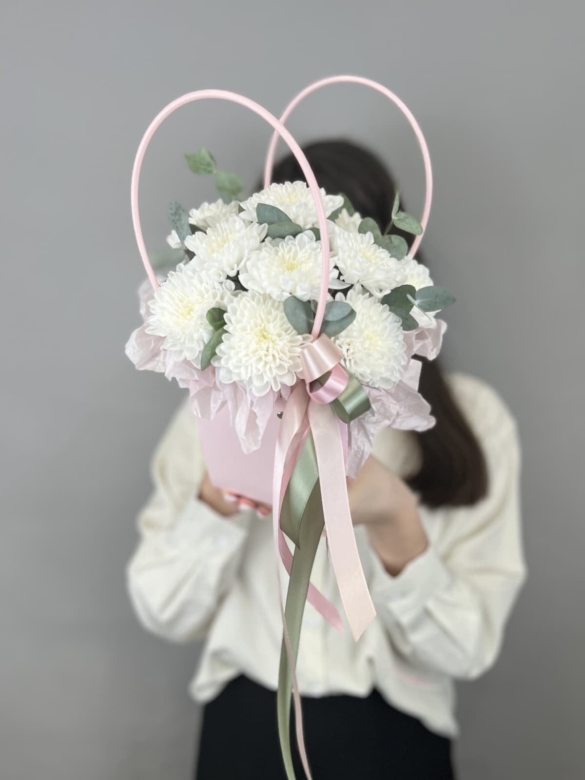 Красивая композиция из хризантем "Утро на алтае" S