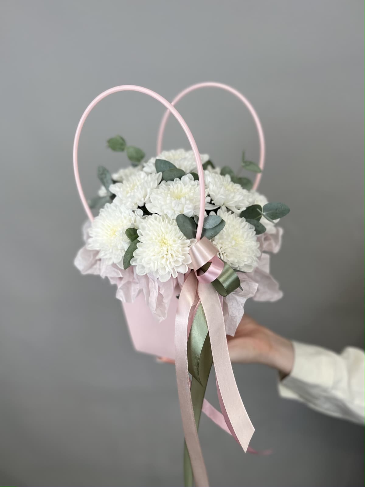 Красивая композиция из хризантем "Утро на алтае" S