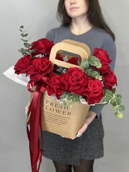 Дизайнерская композиция из красных роз "Муза"