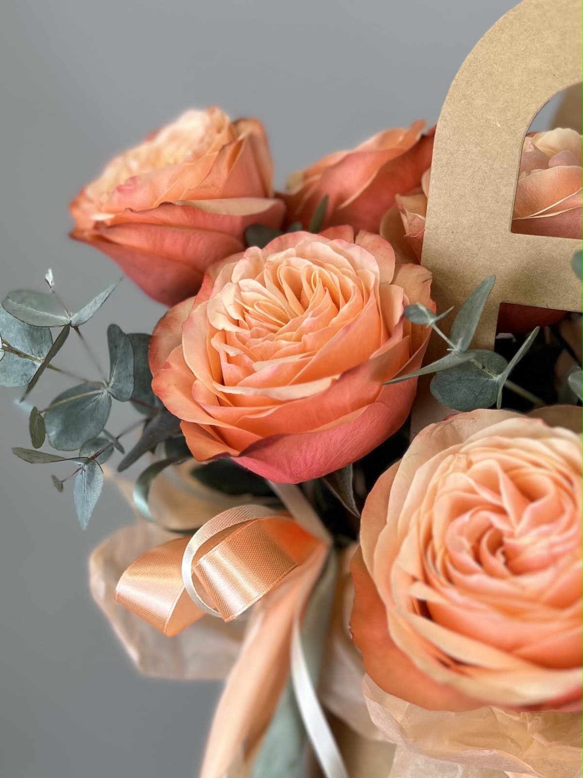 Красочная композиция из пионовидных роз "Apple pie"