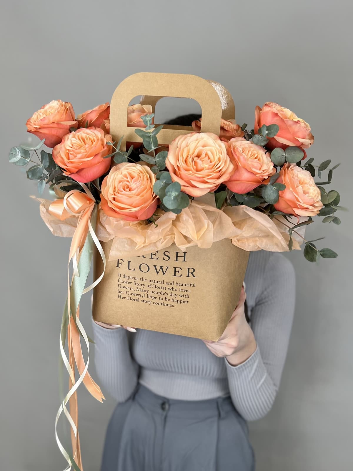 Красочная композиция из пионовидных роз "Яблочный пирог"