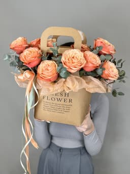 Красочная композиция из пионовидных роз "Яблочный пирог"