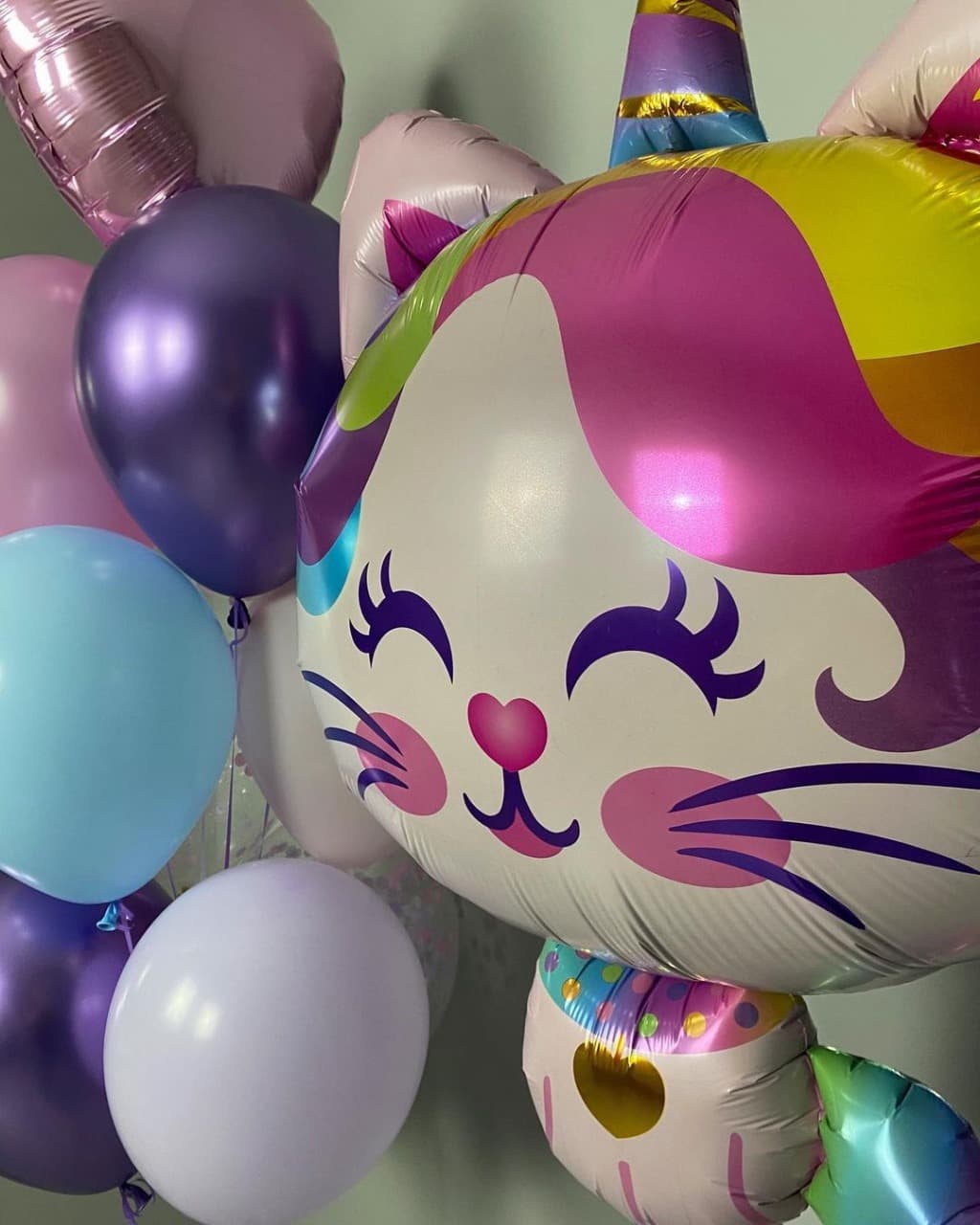 Композиция из шаров "Котенок-Единорог"