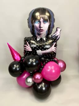 Композиция из шаров с воздухом «Девочка Уэнсдей»