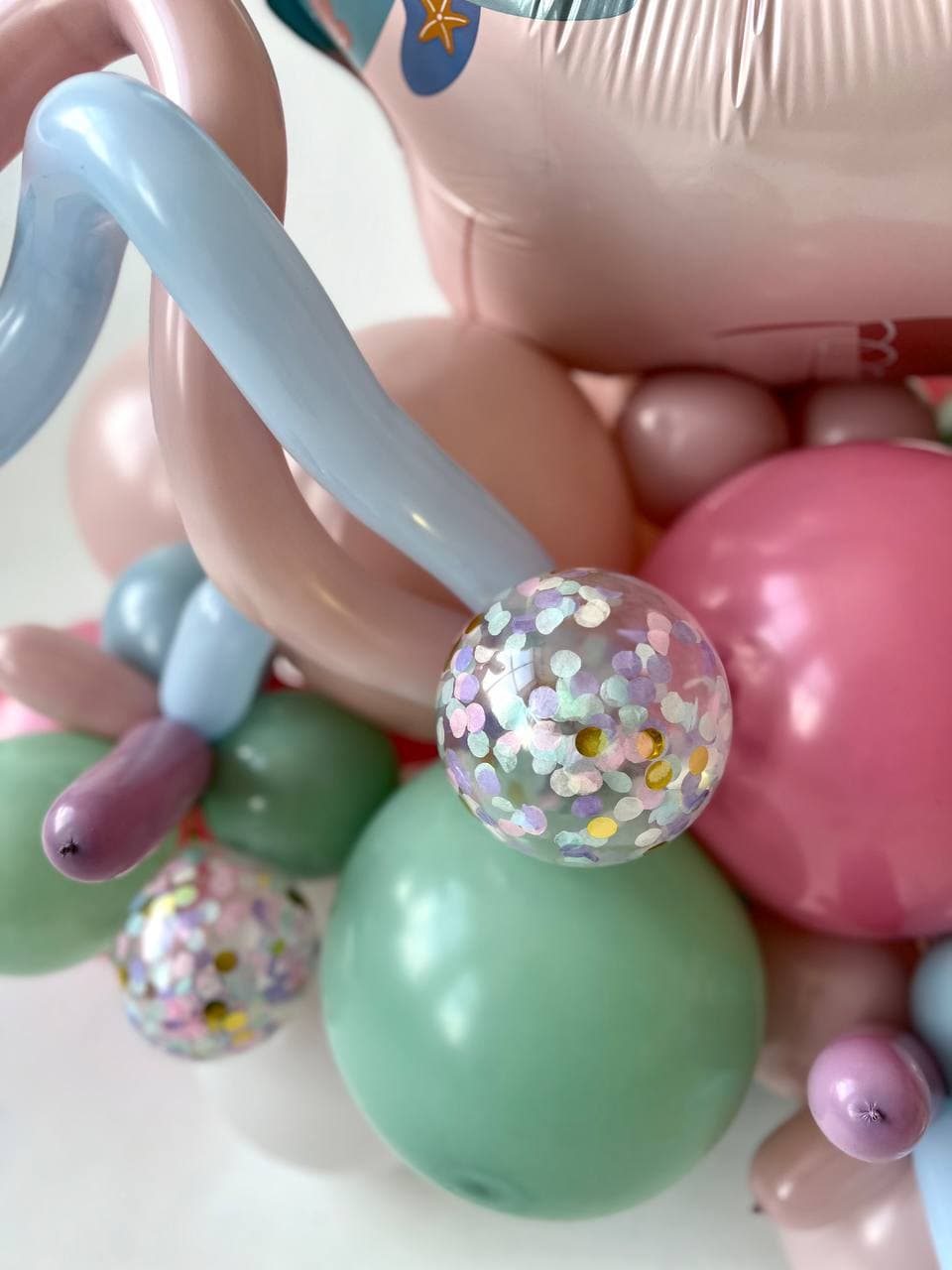 Композиция из шаров с воздухом «морской единорог»