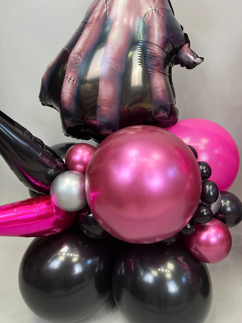 Композиция из шаров с воздухом «Вещь.Мрачная стори»