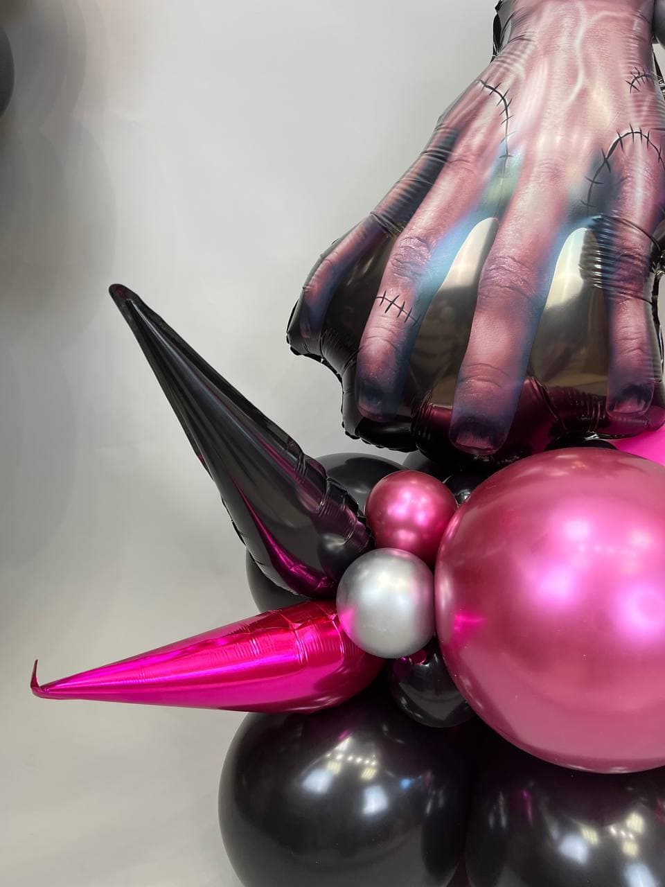 Композиция из шаров с воздухом «Вещь.Мрачная стори»