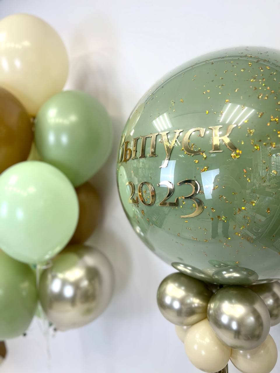 Композиция из шаров с воздухом «Выпускной, золотые блестки»