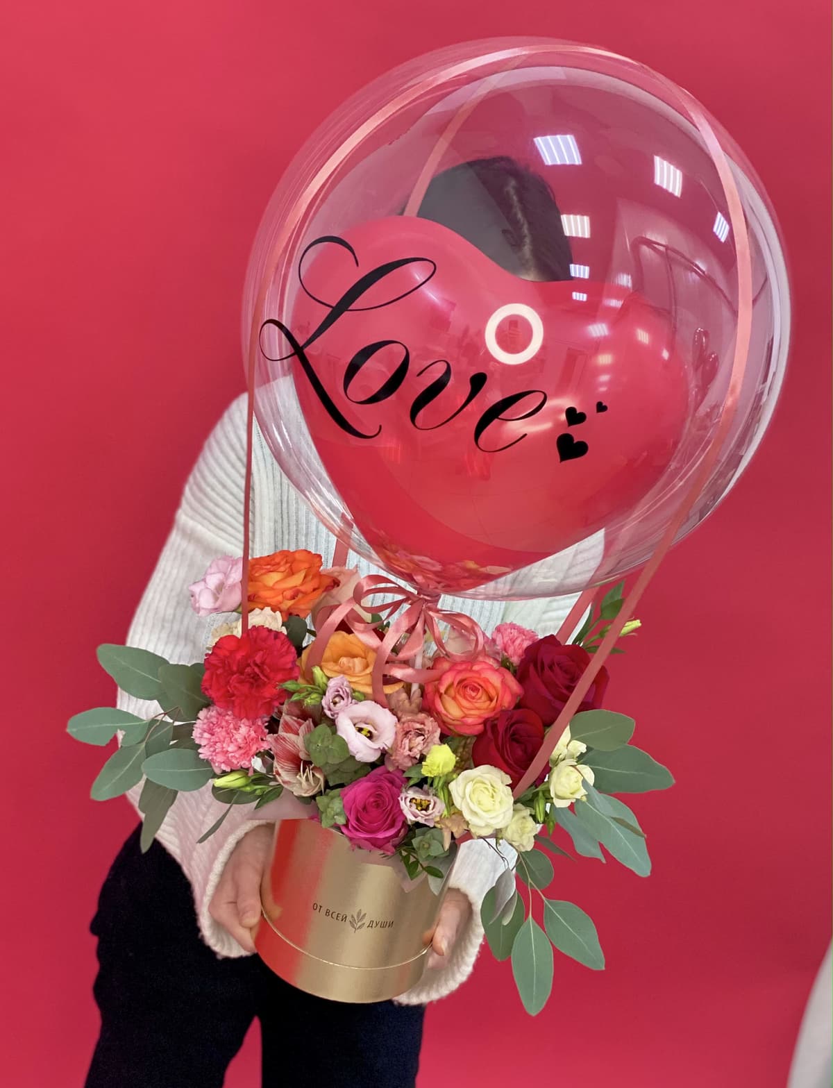 Композиция из цветов + шар пузырики с надписью "любовь"