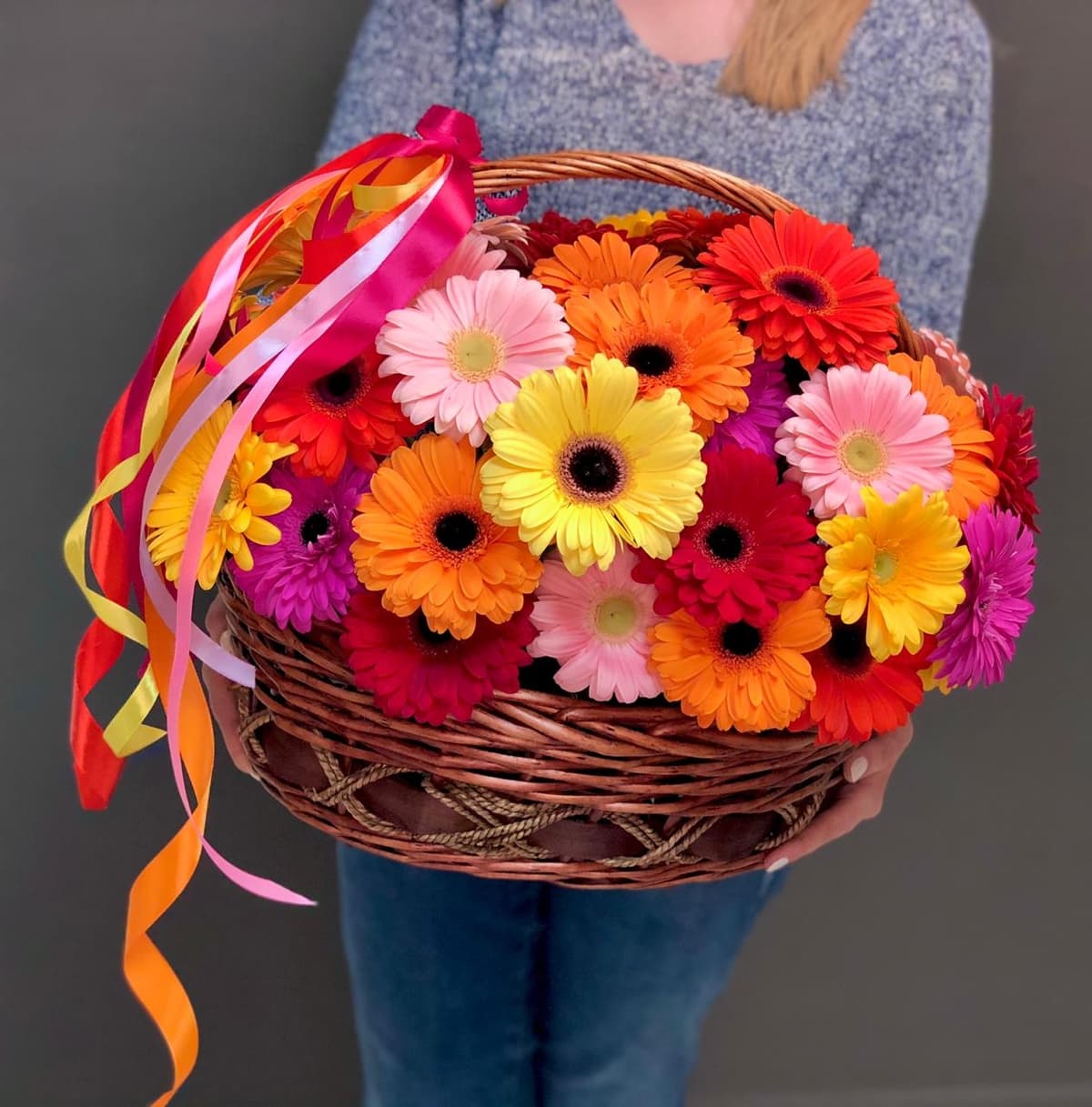 Нежная композиция в корзине из 45 Гербер в ассортименте