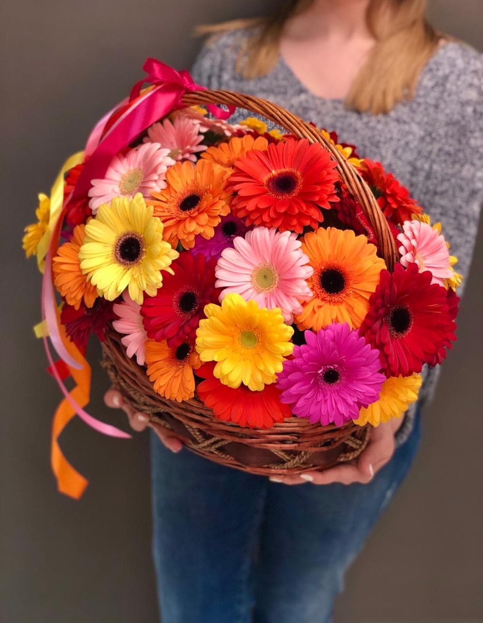 Нежная композиция в корзине из 45 Гербер в ассортименте