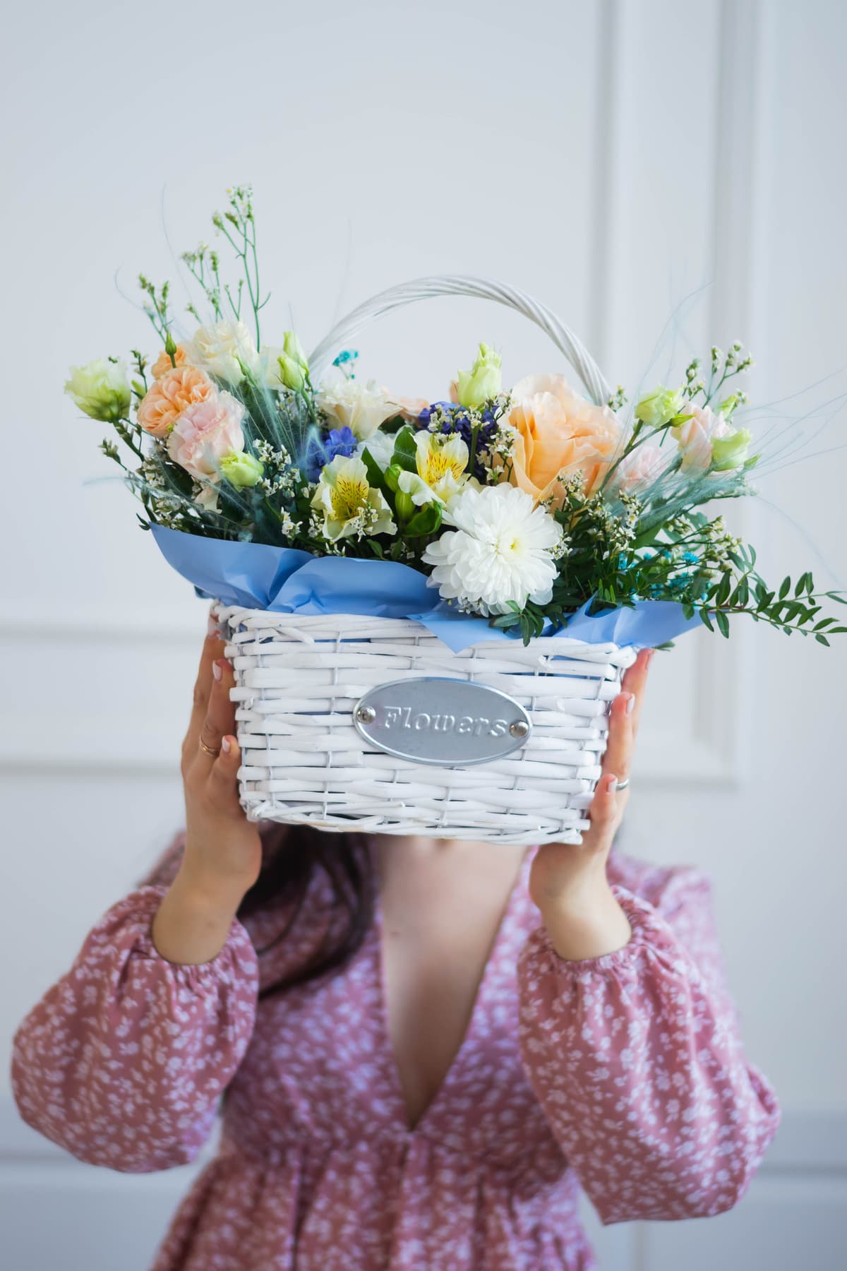 Весенняя композиция в корзине "Рассвет"