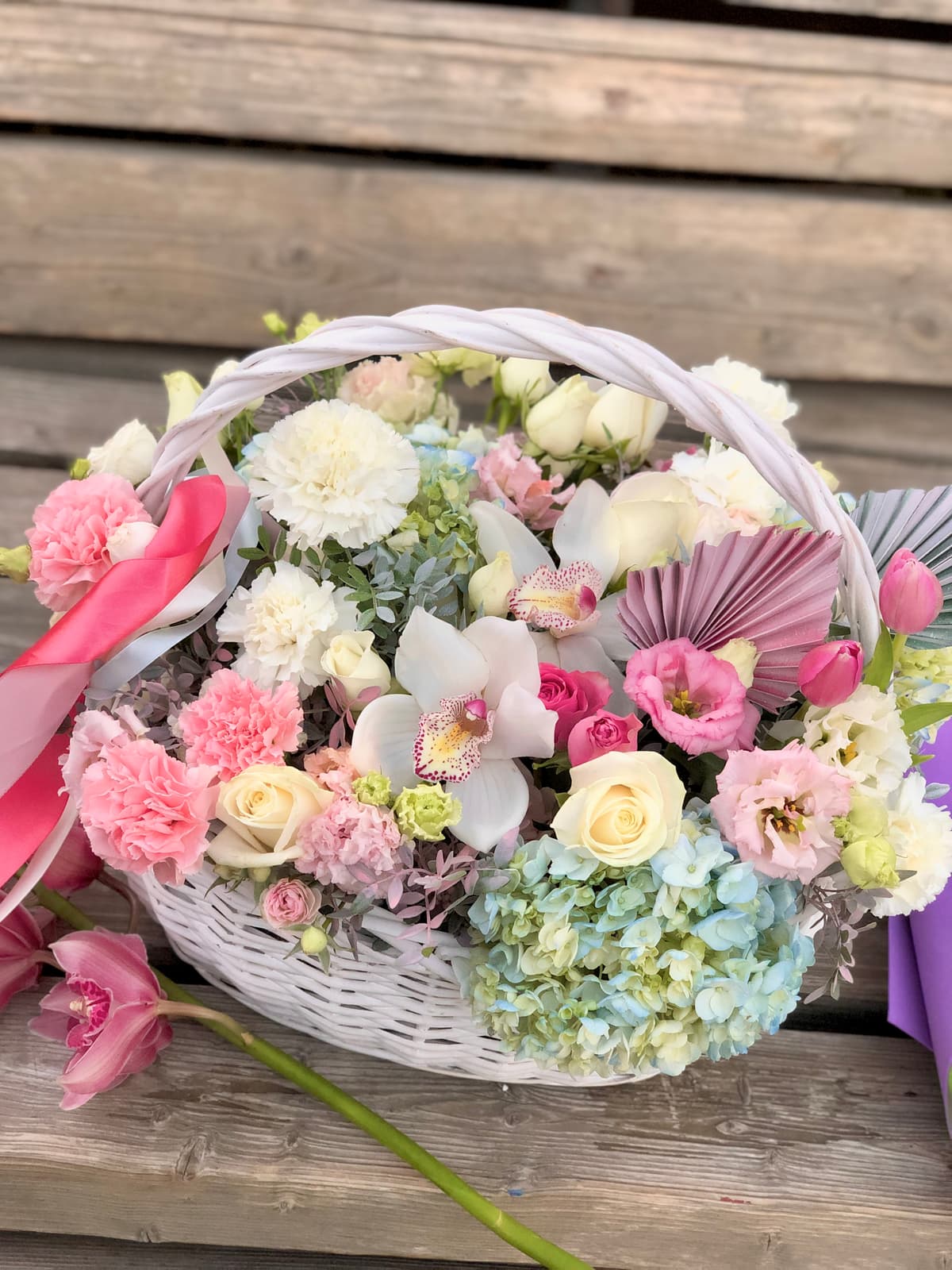 Дизайнерская композиция в корзине "Sunset picnic"