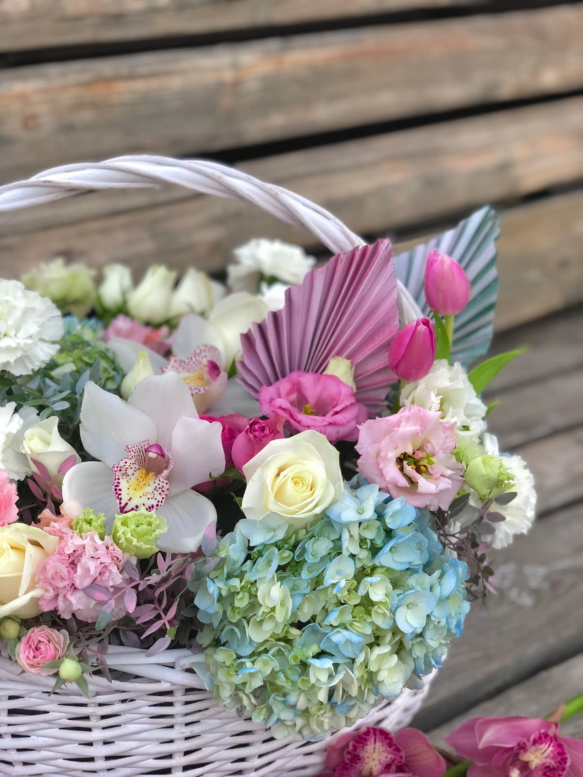 Дизайнерская композиция в корзине "Sunset picnic"