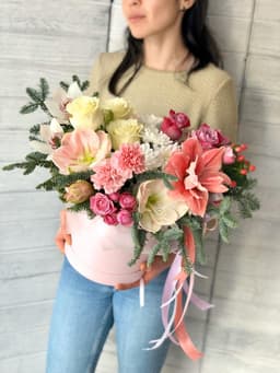 Шикарная композиция в шляпной коробке "Авангард"