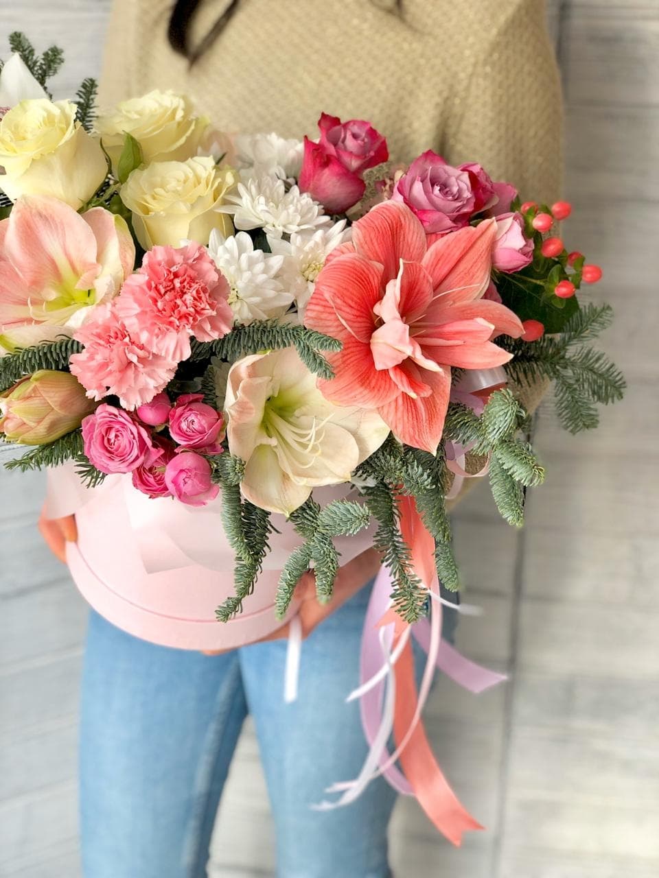 Шикарная композиция в шляпной коробке "Авангард"