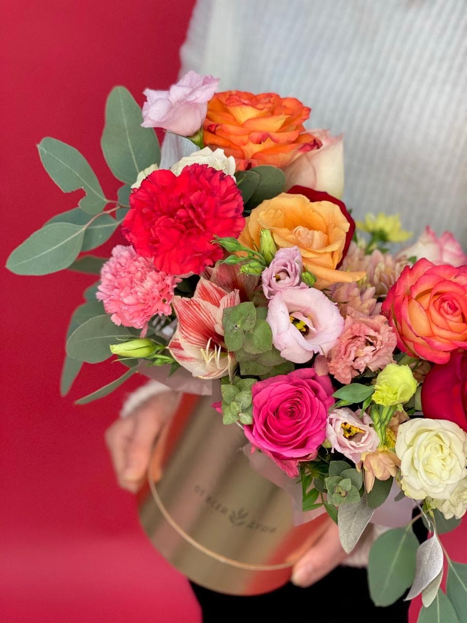 Праздничная композиция в шляпной коробке "Экспрессия"