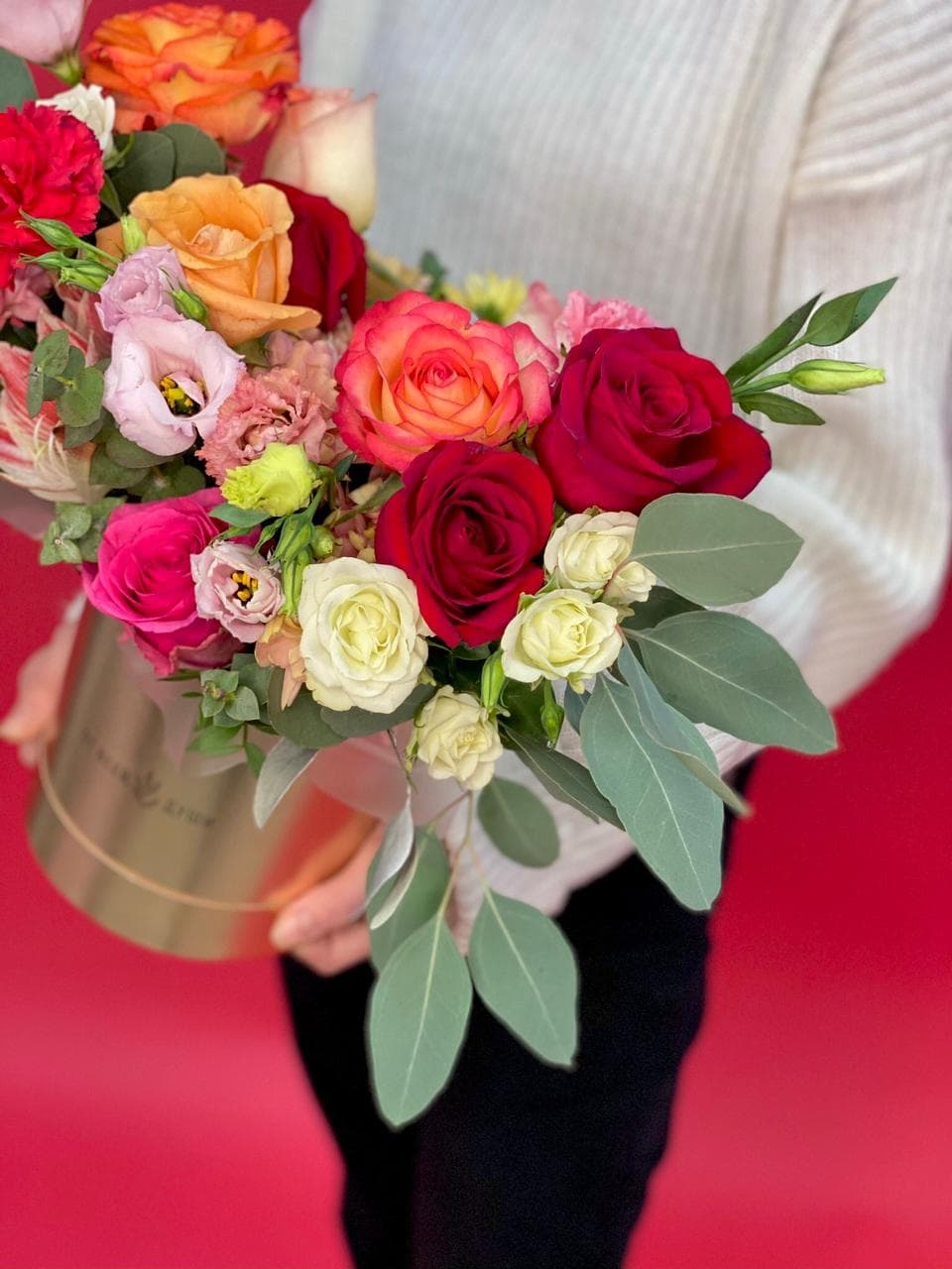 Праздничная композиция в шляпной коробке "Экспрессия"