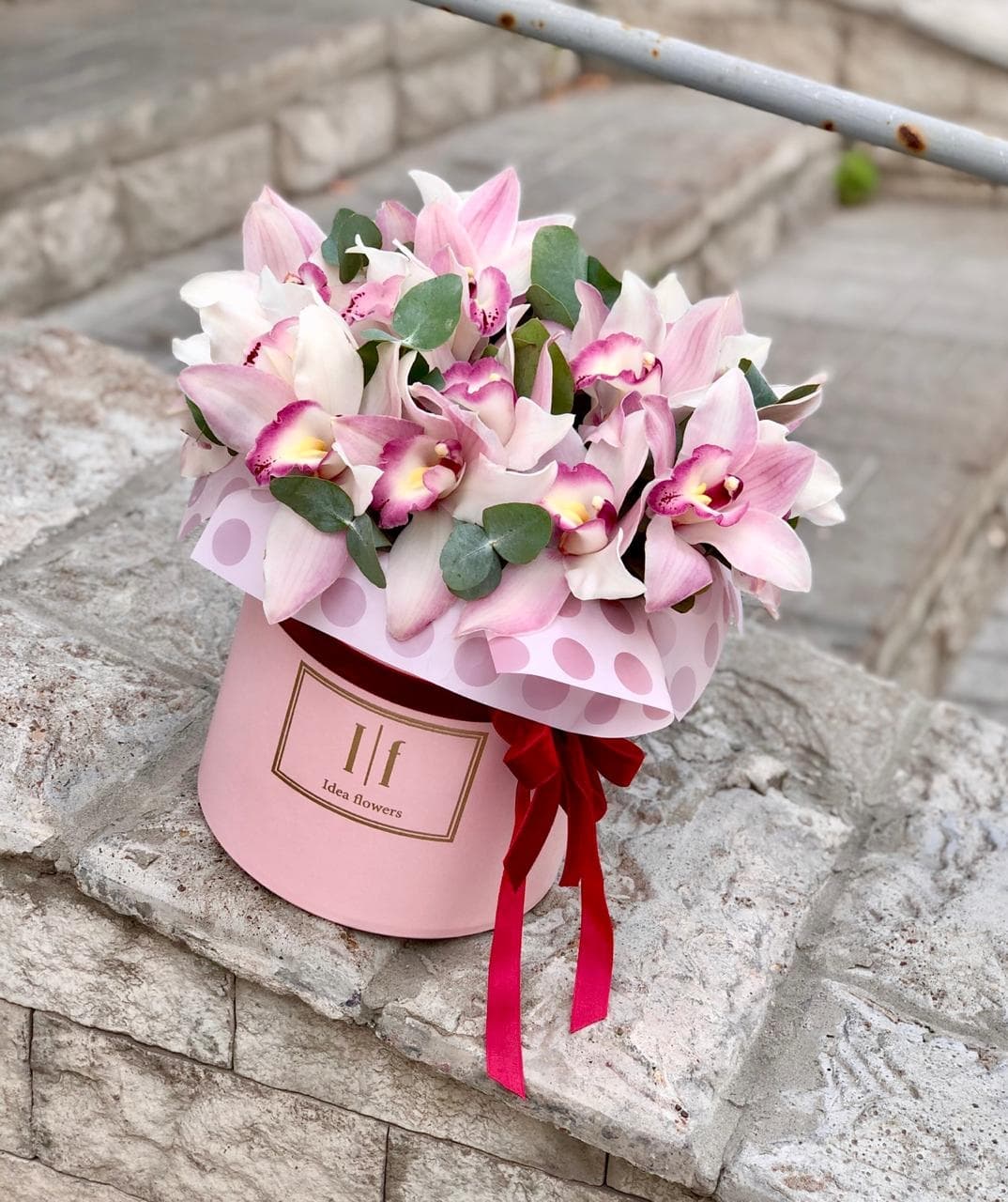 Дизайнерская композиция в шляпной коробке из 21 Орхидеи