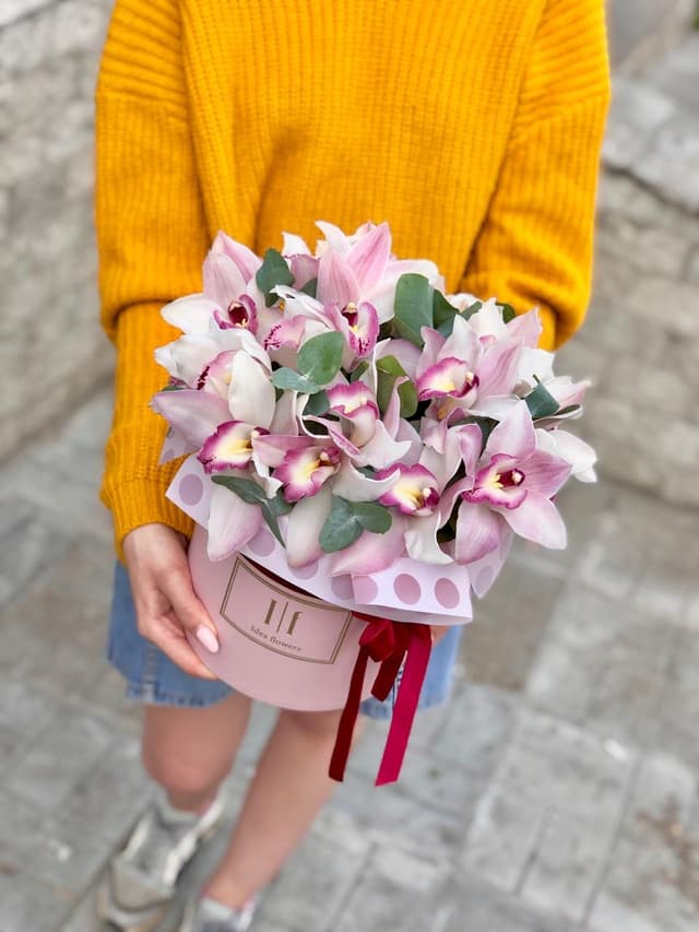 Дизайнерская композиция в шляпной коробке из 21 Орхидеи Дизайнерская композиция в шляпной коробке из 21 Орхидеи