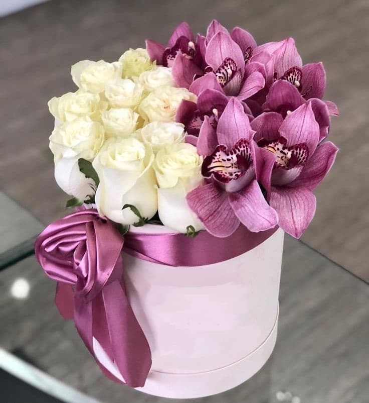 Праздничная композиция в шляпной коробке из Орхидей и эквадорских роз