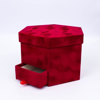 Коробка Шестигранник велюр с выдвижным ящиком 23*20*15,5 см красная