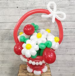 Корзина с ромашками и клубникой