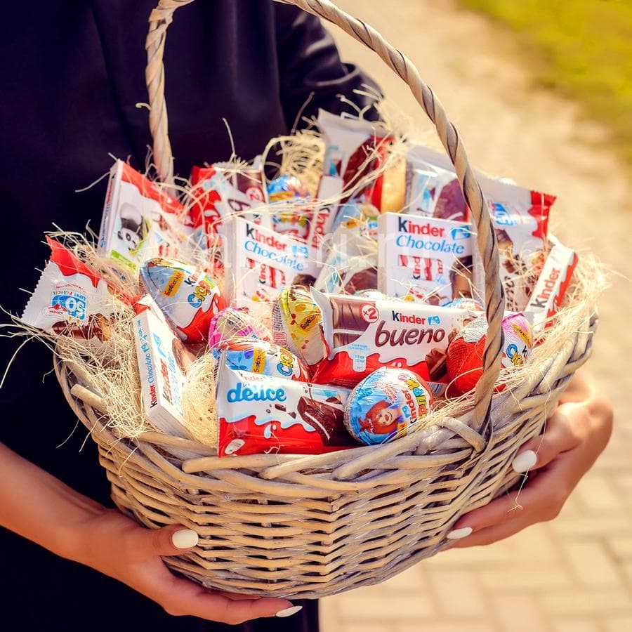 Корзина со сладостями "Киндер"