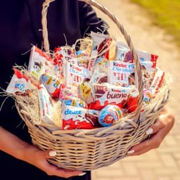 Корзина со сладостями "Киндер"