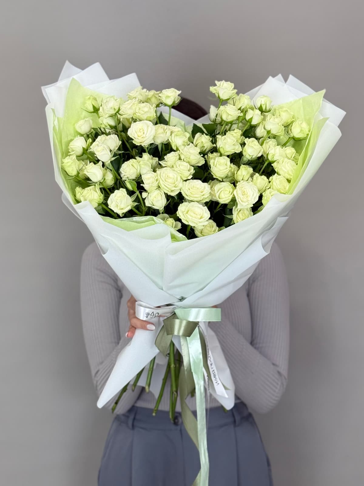 Любимый букет из 15 белых кустовых роз