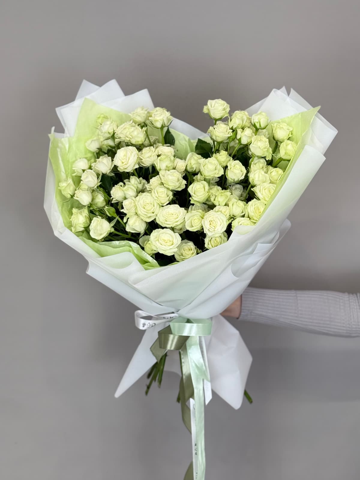 Любимый букет из 15 белых кустовых роз