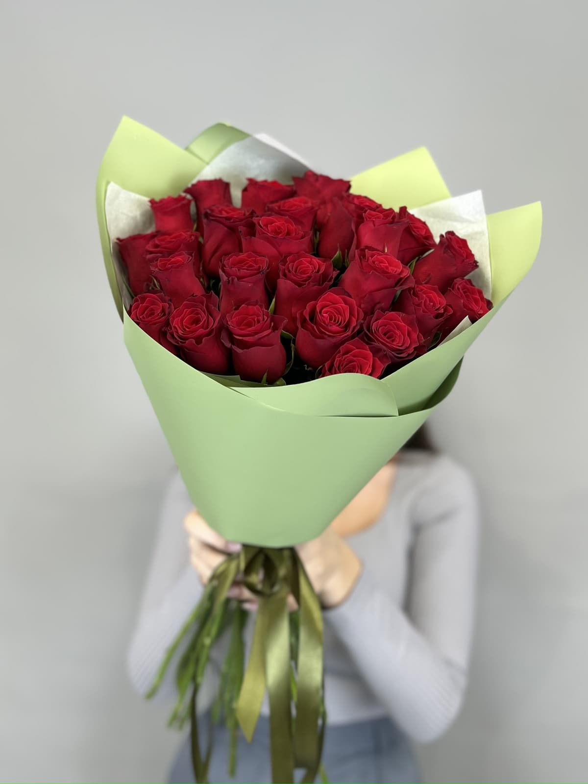 МЕГА АКЦИЯ Цветочный букет из 25 стандартных красных роз в упаковке
