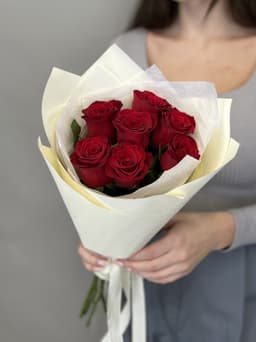 МЕГА АКЦИЯ Красочный букет из 7 стандартных красных роз в упаковке