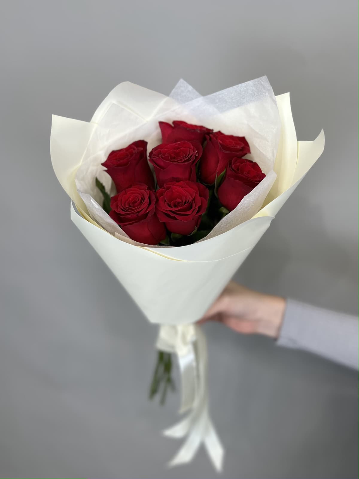 МЕГА АКЦИЯ Красочный букет из 7 стандартных красных роз в упаковке