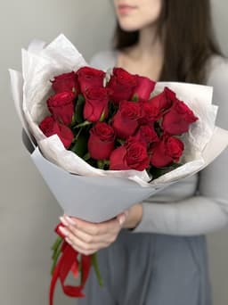 МЕГА АКЦИЯ Оригинальный букет из 15 стандартных красных роз в серой упаковке