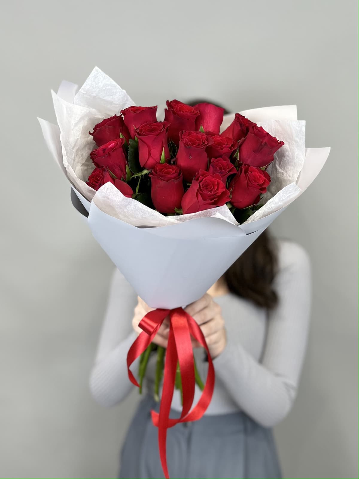 МЕГА АКЦИЯ Оригинальный букет из 15 стандартных красных роз в серой упаковке