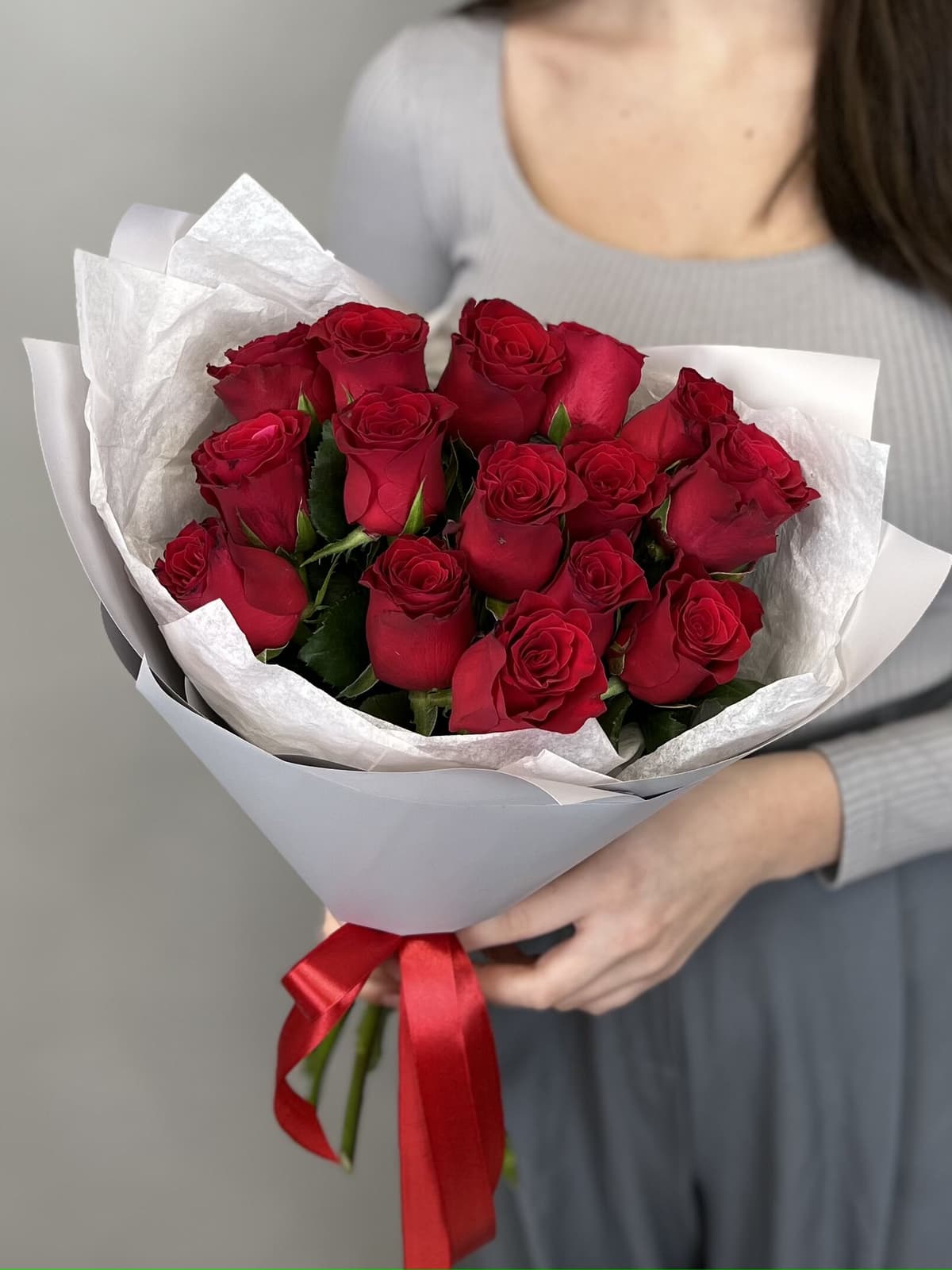 МЕГА АКЦИЯ Оригинальный букет из 15 стандартных красных роз в серой упаковке