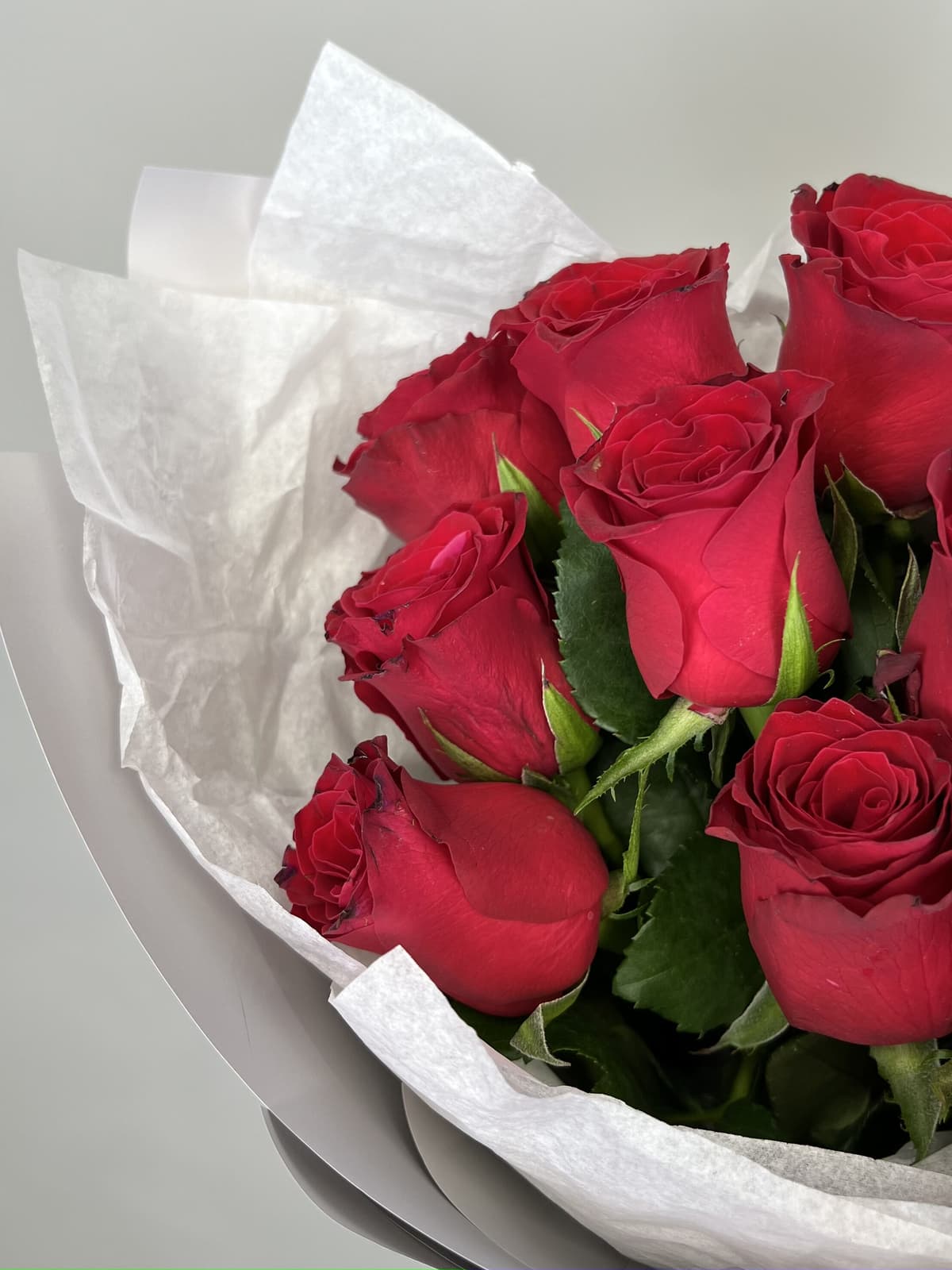 МЕГА АКЦИЯ Оригинальный букет из 15 стандартных красных роз в серой упаковке
