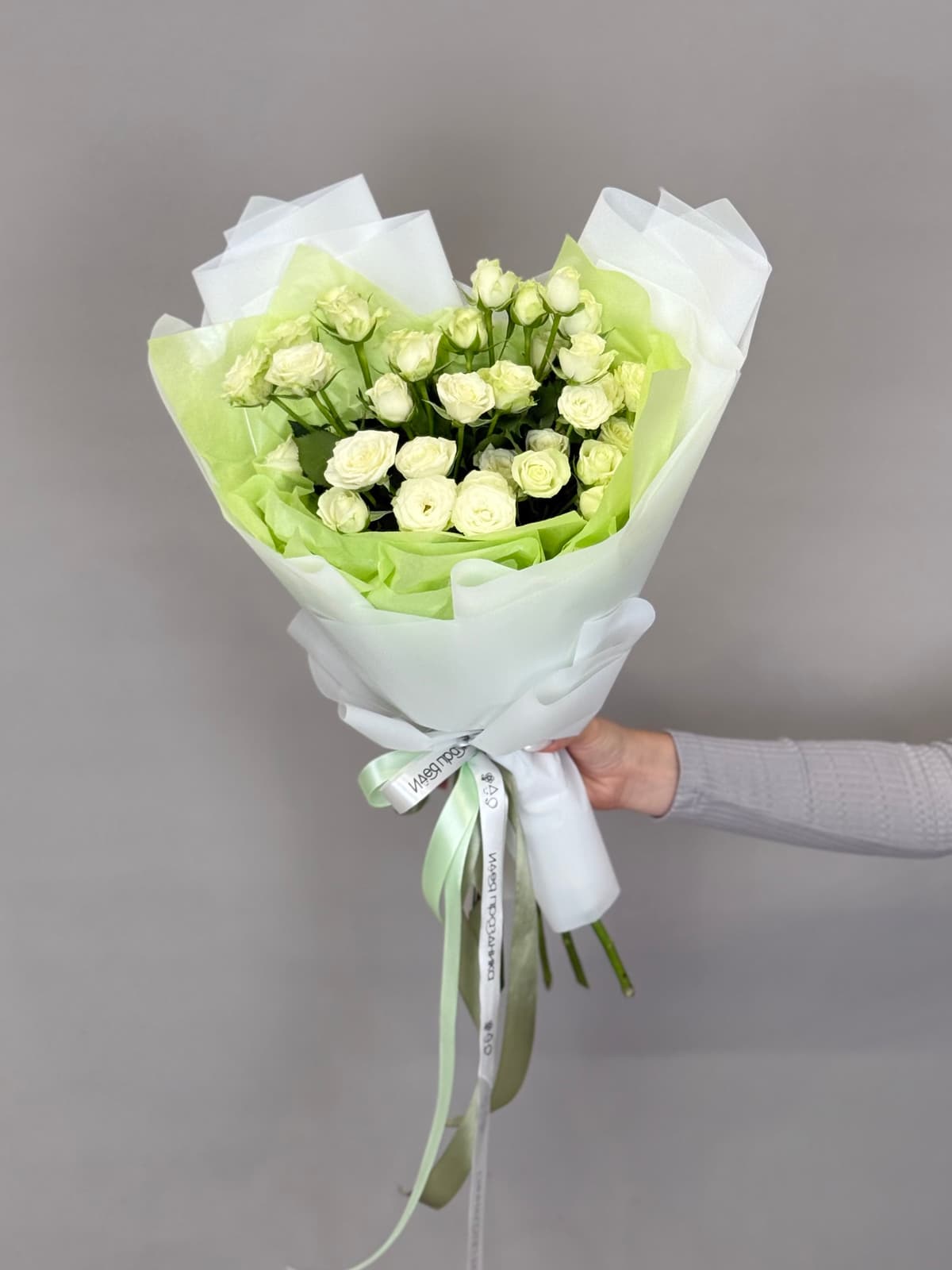 Мини букет из 7 белых кустовых роз