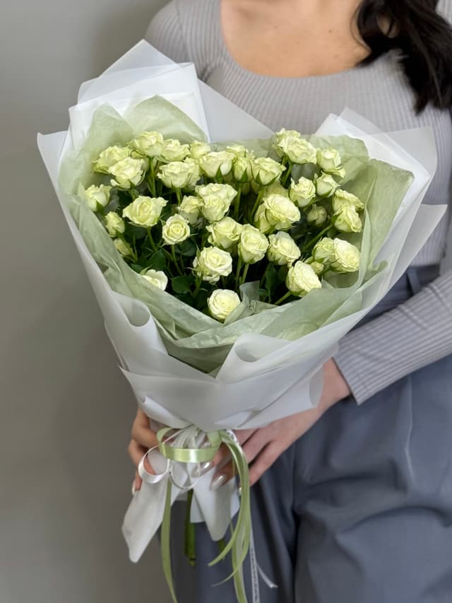 Мини букет из 7 белых кустовых роз Мини букет из 7 белых кустовых роз