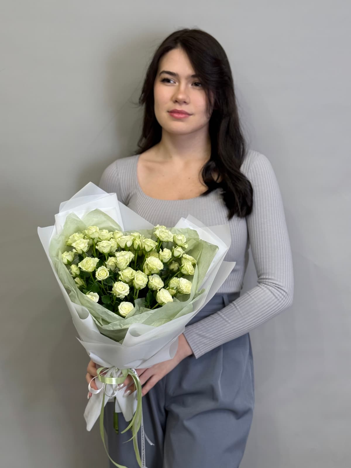 Мини букет из 7 белых кустовых роз