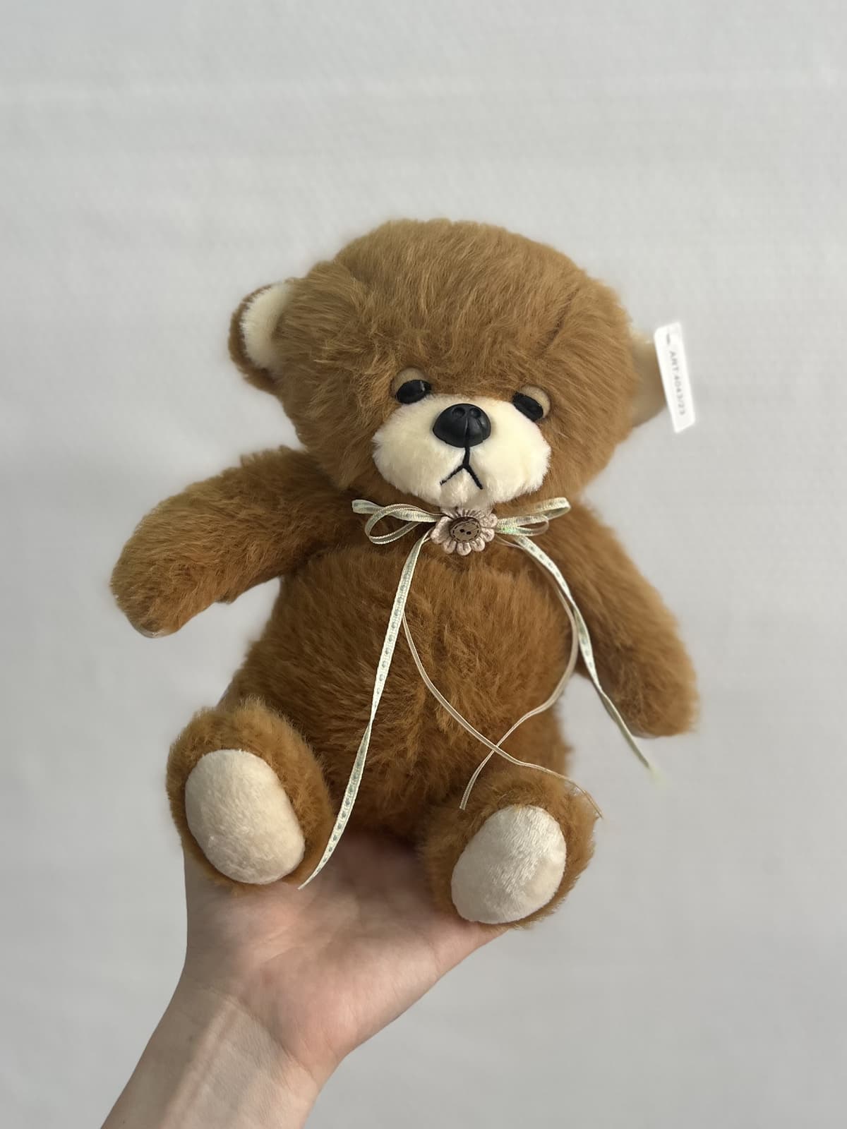 Мишка с цветочком, коричневый 23 см