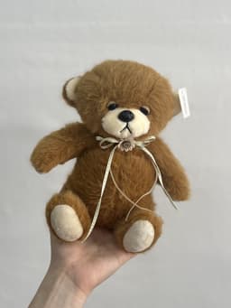 Мишка с цветочком, коричневый 23 см