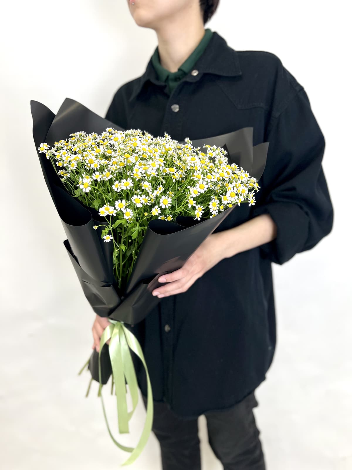 Праздничный моно букет из 17 Ромашек в матовой бумаге