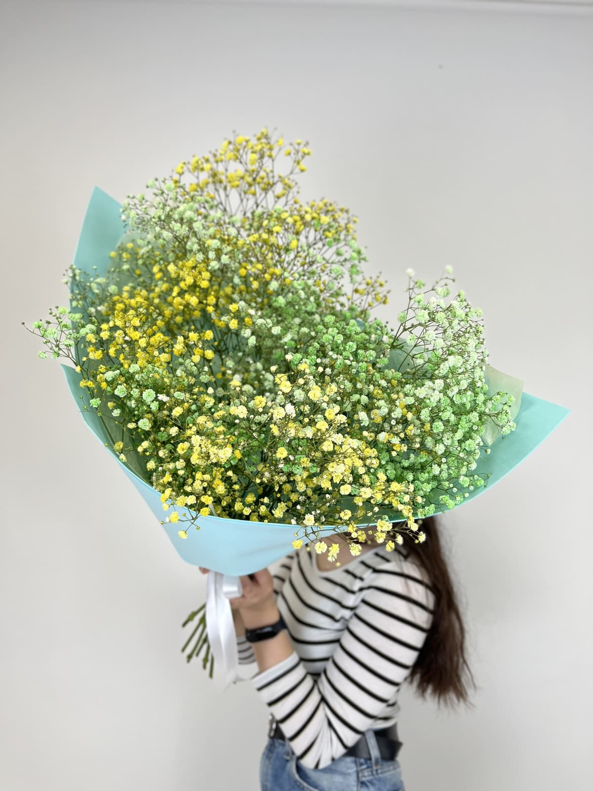 Моно букет из 9 жёлто-зелёных Гипсофил в фоамиране