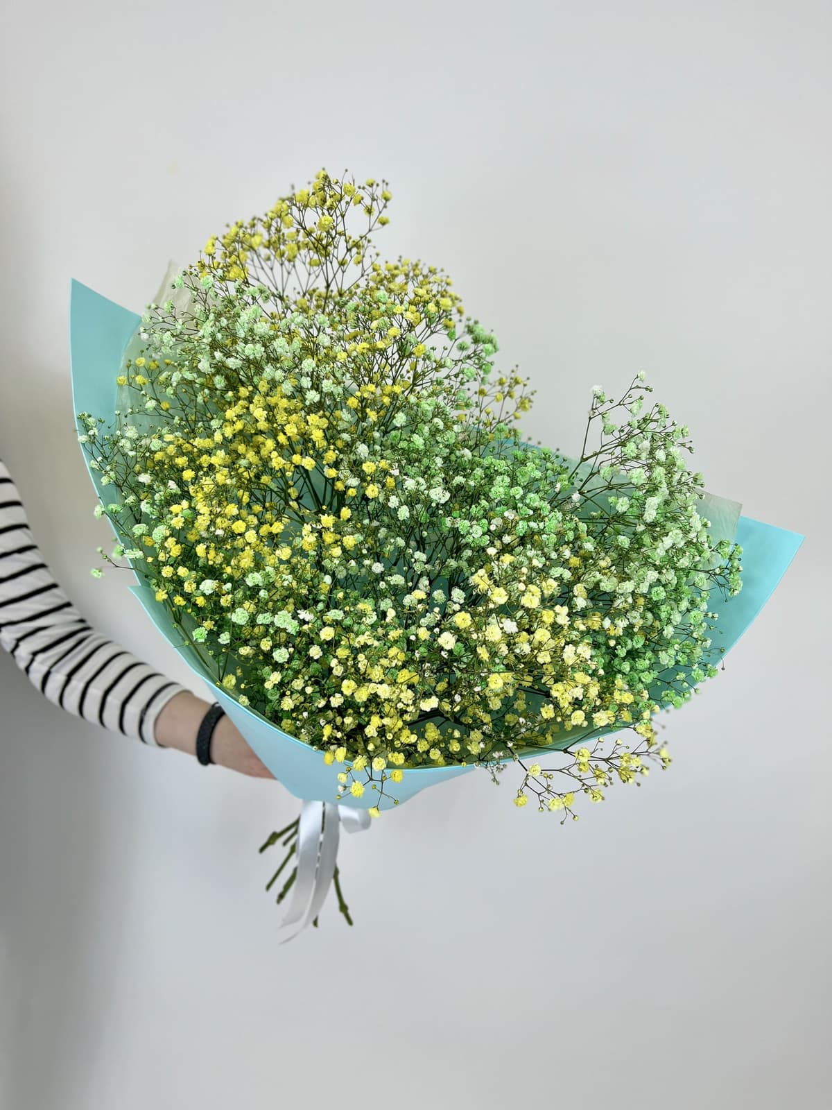 Моно букет из 9 жёлто-зелёных Гипсофил в фоамиране