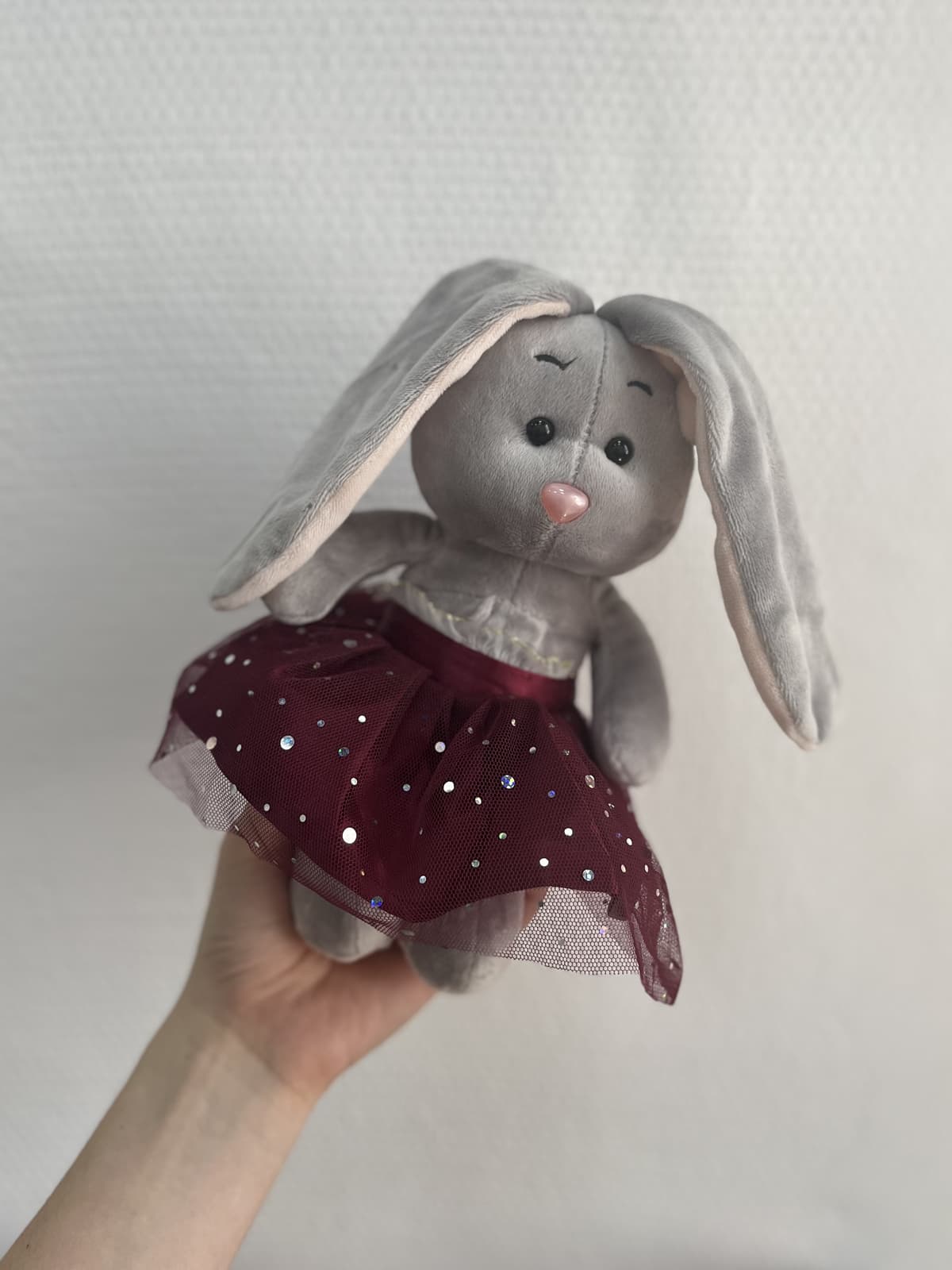 Мягкая игрушка «Серый зайчик» в бордовой юбке 22 см