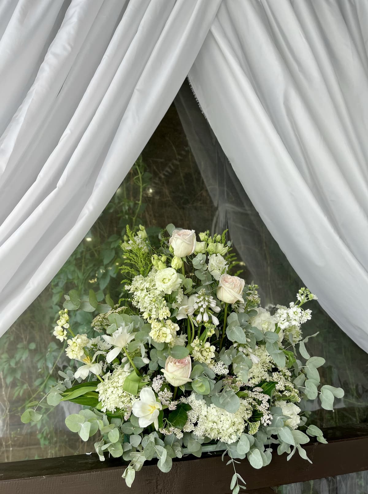 Напольная композиция из цветов «vanila wedding»