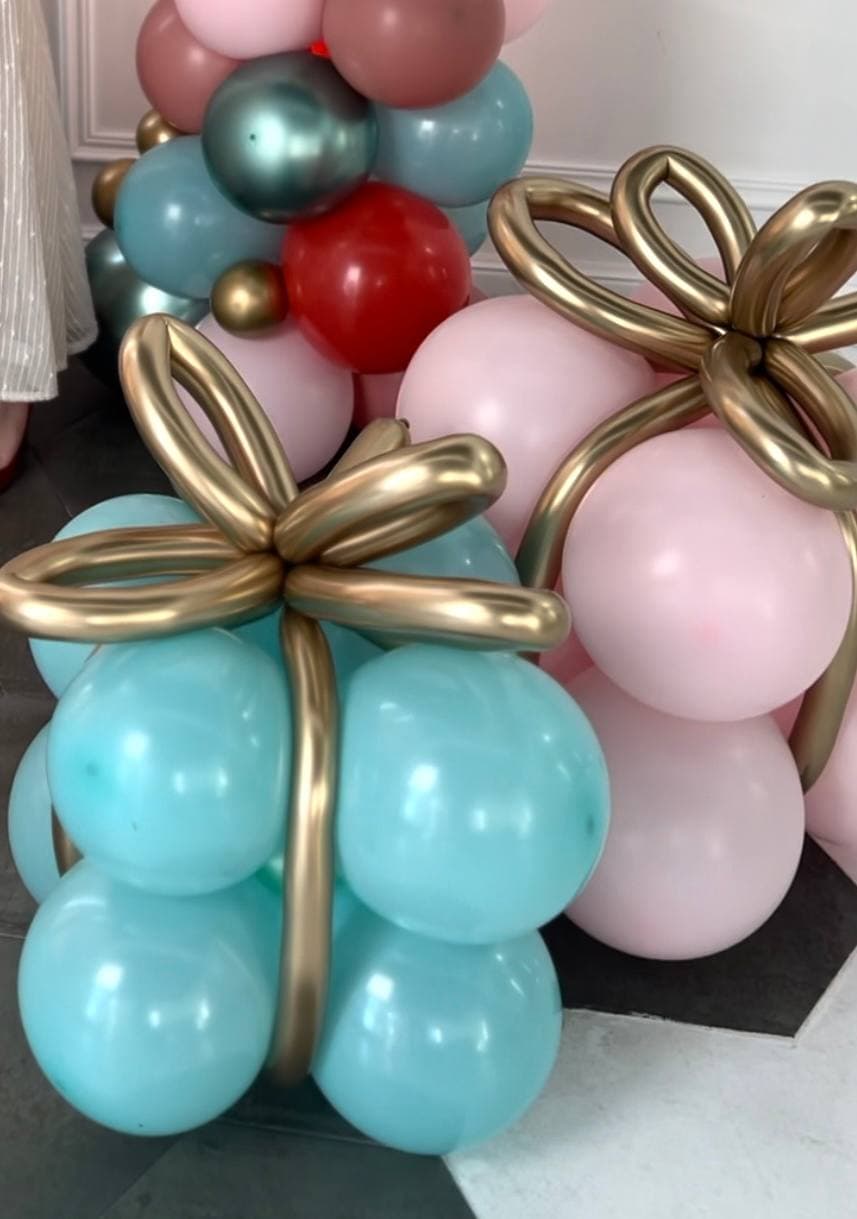 Оформление из шаров с воздухом и фонтаном «Happy New Year»