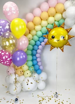 Оформление из шаров "Солнышко и радуга"